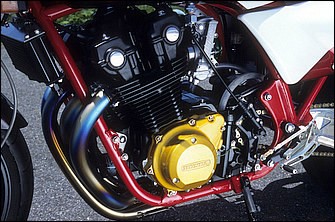 エンジンは基本的にO/Hが作業の中心となる。純正オーバーサイズ品がないピストンだけはワイセコを使ったため、排気量は1062→1123ccとなっている。キャブはFCRφ39mm