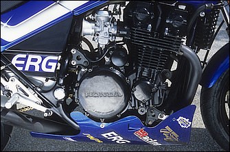 エンジンはCBX750Fのストックで、キャブレターも純正の負圧作動CVタイプを使う。換装しようにもキャブレター中央直後付近にフレームが下りてきていて、換装しにくかった。そのためにファンネル仕様とするのみ