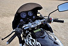 フォーク、ステムはφ[41→]43mmのZRX1200純正で、これにNプロジェクト製トップブリッジを装着することでバーハンドル化。アッパーカウル/シートもマーベラス製に変更