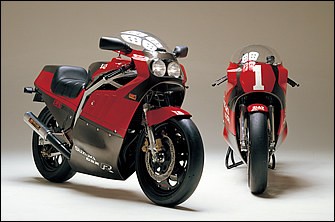 1200ボンネビルの原型とも言える「GSXR750トルネードF-1」（GSX-R750）。1985年の全日本TT-F1王座の獲得（写真右手がそのマシン）を機に製作された公道仕様車で、先にTT-F3の「GSX400Rトルネード」（GSX-R[400]）があった。風洞実験で形状を決定した外装は1200ボンネビルまでこのトルネードを基本としたヨシムラ独自のものを採用した。