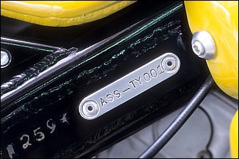 独自に製作したフレームには“ASS-TY001”の打刻を持つプレートが装着される。なお同店では、ヤマハTRX850エンジンを用いたオリジナルマシンの“GLUGLU850”でも、同様の手法で認定を取得した