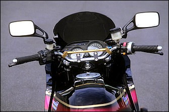 ハンドルはゼファー1100用ブラケットを用いてアップセパレートからバー式に変更。メーター類はZZR1100で、リザーバータンク別体式フロントブレーキマスターシリンダー、およびクラッチマスターはZXRの流用