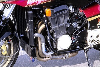 6×58mm、1052cc（GPZ900R-STDは908cc）の水冷並列4気筒エンジンは、排気量はそのままに、ピストンを鍛造のJE製に変更。ビッグラジエーターはZXR750用を加工流用している。排気系はZZR用デビル製4-1としている