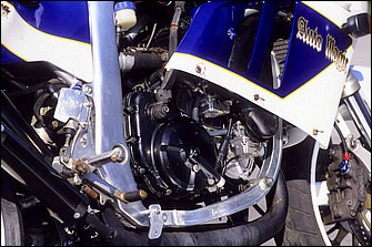 本来の元となったのは'87年型RG500Г用2ストローク・スクエア4エンジン。これをφ56.5mmの純正1サイズオーバーピストンでO/H。エンジン側面に設置される4個のVM28キャブレターはSTDで、ダクトは残すがエアクリーナーは撤去