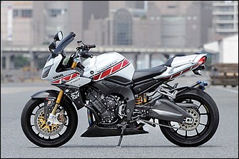 ベースは'07年式逆輸入モデルのヤマハFZ1フェーザーで、ストロボパターンのカウルはワイズギアによる外装キット。フロントフォークはオーリンズ製倒立（STD、このオーリンズ製ともども、サイズはφ43mmだ）。パッと見で他に目立つのはカーボンパーツ程度