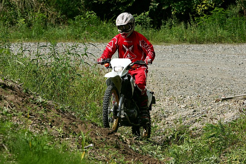 バイクを直立させて斜面にアプローチしていく。クラモチはトルクを使って走りたいので1速をチョイスしている。