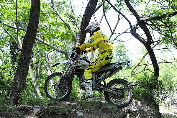 しんなりと段差の上に着地。バイクの動きをいかに意識出来ているかでライディングの可能性は大きく変化する。