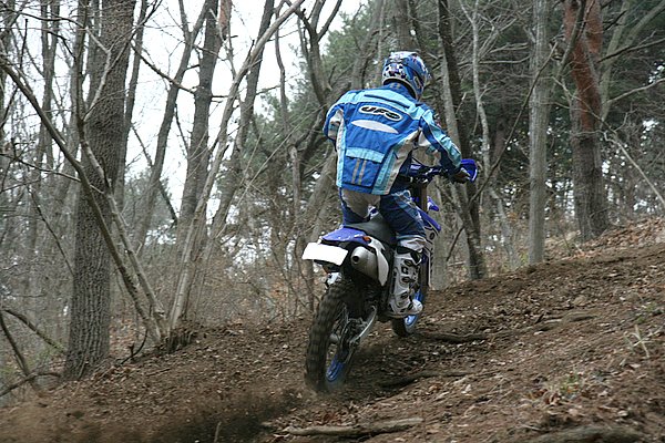 ②前輪がギリギリ木の根を避けるラインを選んだため、斜面に対してバイクが少し寝てしまった。