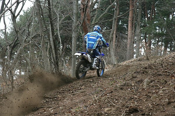 ③バイクを垂直に立て直す。そのために少しアクセルを開けてテールスライドを利用している。