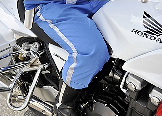 バイクとの一体感を高めるためニーグップが基本。ただし、常に締め付けるわけではなく普段はタンクに膝を当てている程度。状況に合わせてニーグリップの強さを調整する。