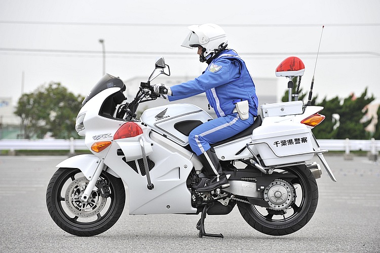 Lesson4 女性隊員 白バイ流 究極の安全運転テクニック バイクブロス マガジンズ