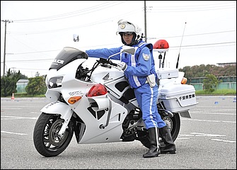 取り回しでは体をバイクに寄せるのが基本。腰あるいは脇腹あたりをシートやタンク後端に当ててバイクとの一体感を高めると安定する。ここでも右手の持ち方に注目。