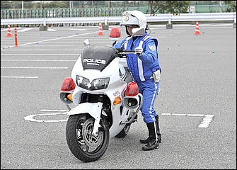 車体はなるべく直立状態にしたほうが取り回しも軽くなる。これは右回りの場合だが、慣れていないと反対側に倒しそうになるため注意。その場合は腰で支えてもいい。