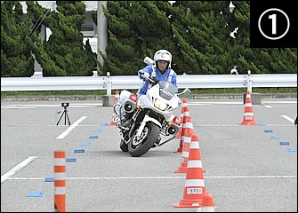 一直線に並んだパイロンを縫うように切り返す。パイロン横を通過しつつスロットルを開け始めようとしているところ。車体はあまり寝かさず舵角で曲がるのがコツ。