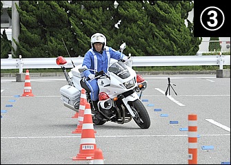 一瞬スロットルを戻してリヤブレーキで減速しつつ、車体が倒れ込み始めたらすかさずパワーオン。ここでは外足でタンクを押しつつ内足でステップを踏む。