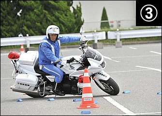 リヤブレーキでパワーを抑えつつスロットルを開け始める。バンク角がこれ以上深まらないようにコーナー後半はハンドルを切って曲げていく。