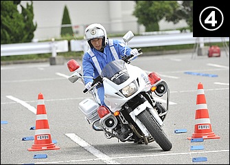 前輪がコーナー出口に向いたら車体を起こしつつスロットル全開で立ち上がる。スライドを抑えるためにまだリヤブレーキを踏んでいる。上体は常にリラックス。