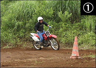 フカフカのダートや車輪が埋まりそうな砂地などでは有利なスライド走法。リヤブレーキ中心で減速しつつ、後輪を滑らせながらそのままブレーキターンに持ち込む。（模範走行／佐藤一路巡査長)