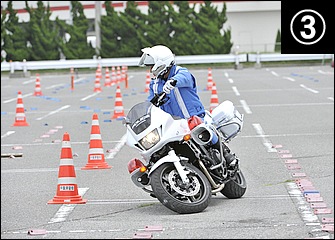 逆操舵からの倒し込みは車体が素早く寝てくるため、セルフステアを待っている時間がない。そこでハンドルを自分から切り戻していく。この時点でほぼフルステア。