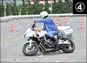 発進では車体を前に進めるためにクラッチを多めにつなぐが、旋回中は逆にクラッチを切り気味にして車体を傾けていく。半クラの中でパワーを調整するのがポイント。