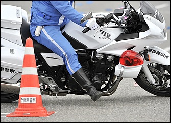 バイクの動きに遅れないように足は斜め前方に出していく。足は踵から着いて爪先で軽く地面を蹴るイメージだ。爪先を前輪と同じ方向に向けていくのがポイント。