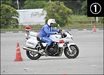 コーナーが近づいてきたら前後ブレーキをバランスよく使ってバイクの姿勢をコントロールしつつ確実に減速する。両腕は突っ張らず、ニーグリップで車体をホールド。