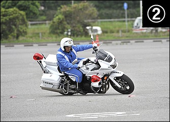 フロントブレーキはあまり引き摺らずスムーズに体重移動によって車体を傾けていく。倒し込み自体は非常に俊敏で、コーナーの入り口ですでに最大バンク角に達している。