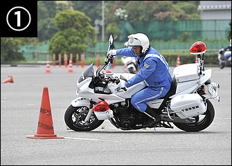 パイロン手前では前後ブレーキでしっかり減速。ただし、急減速ではなく車体を倒し込みながらスムーズに速度をコントロールしつつ、パイロンの外側からアプローチする。