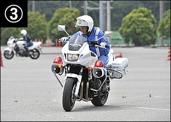 短い直線でも上体を伏せてしっかり加速。加速することで後輪にトラクションがかかってバイクも安定する。スラロームでは通常、クラッチは使わない。目線は次のパイロンへ。