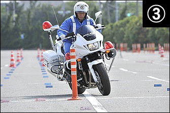 車体の向きが変わったところで今度は内ヒザを使って車体を起こしていく。アウト側ステップへの入力やハンドルを切ることで車体が起きる作用も補助的に利用する。