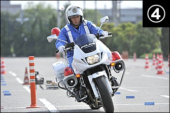 障害物(ポール)を無事回避できたところで、停止に向けてすぐに減速に入る。車体がまだ傾いている状態から、既にブレーキレバーに指がかかっているのに注目。