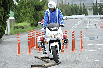 一本橋はクランク状になっているため、普通にセンターを進むと内輪差で後輪が脱輪してしまう。角を曲がるときはフロントが外から回り込むようなラインを意識する。