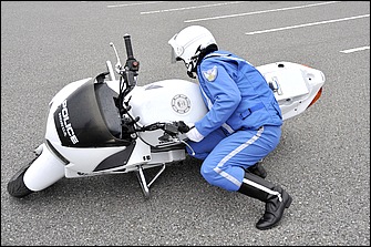 万が一転倒してしまった場合は、慌てずに自分の体とバイクの状態をチェックした後、落ち着いて引き起こそう。まずは足元を確保してから自分の胸をバイクに預けるつもりで体を寄せる。