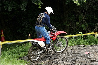 登りではステップを踏ん張ってリヤサスを沈み込ませることで、後輪に荷重がかかりグリップしやすくなる。スロットル開けて勢いで登るのではなく、あくまでもトラクション重視だ。