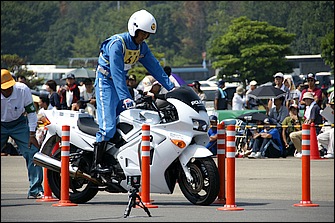 スラローム系が「動」とすればバランス系は「静」の技。白バイ大会ではポールで車幅ギリギリに設定された狭路とクランク状の一本橋を一定の時間制限の中で走破しなくてはならない。