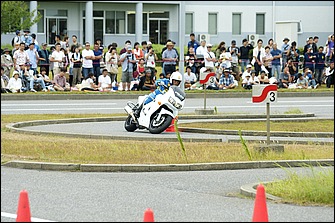 白バイ大会の華と言われる競技が傾斜走行だ。平たく言えばスラロームだが、一般道を見立てた縁石のあるコースを組み入れている点が異なる。コースアウトなどのミスは許されない。