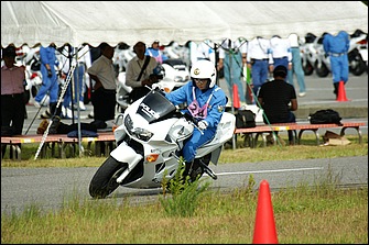 女子隊員のトップクラスは男子の優勝タイムとさほど変わらないレベル。たゆまぬ訓練の賜物ではあるが、バイクは体力ではなく技術で乗るものだとあらためて思い知らされる。