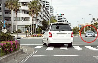 交通事故のほとんどは交差点付近で起きています。直進しようとしたら前のクルマが急に左折を始めました。左折巻き込みの危険はなんとか回避できましたが、車体を切り返して右から追い越そうとしたら目の前に右折車が…。これは右直事故の典型例のひとつです。バイクからは右折車が見えず、右折しようとしているドライバーからもクルマの影に隠れたバイクは見えていないことがほとんど。そもそも交差点付近での進路変更は禁止です。