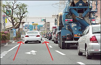 道路の前方で渋滞が発生。徐々に速度を落として最後尾に付くのが基本ですが、バイクの機動力を生かして「すり抜け」したい気持ちも分かります。道交法上では安全運転義務違反になるような危険な行為でなければ、特に「すり抜け」自体を罰する規定はないようですが、それ以前にどんな危険があるか認識することが大事。急なドア開けや渋滞車両の間からの人や自転車、原付などの飛び出しがあることを前提に、いつでも止まれる準備をしておく必要があります。