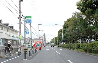 近隣住民が行き交う生活道路では、人や自転車との接触事故が増えます。コンビニの駐車場など人やクルマの出入りの激しい場所は特に要注意。写真の場合、歩道を自転車で走っている子供が、その先の駐車場から出てきたクルマなどを避けようとして、チョロっと車道にはみ出してくる可能性があります。また、中央分離帯の樹木の陰から子供やネコなどが飛び出してくることも考えられます。速度を抑えつつ、目線を遠くに視界を広く心掛けましょう。
