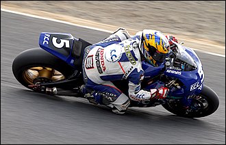 タイムを競うサーキットでは常に加速重視のフォームの必要性から、ライダーは上体を伏せた前傾スタイルになります。これはコーナリング中であっても同じで、空気抵抗を減らすとともに重心を下げることで旋回安定性を引き出しています。着座位置は比較的シートの前寄りで、下半身を通じてフロントに荷重をかけていくイメージになります。