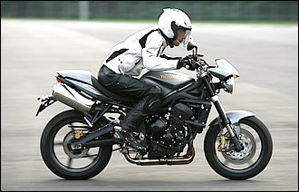 大型バイクの強大な加速力に対応するためには、前傾フォームは欠かせません。普段から加速時は上体を前に傾けることを習慣にしていれば、スロットルを開けたときに意識しなくても自然に加速フォームがとれるようになります。ブレーキング時は逆に上体を起こしつつ、自然とニーグリップで体を支えられるようになればしめたもの。「自動化」によって最適なフォームを作れるようになります。
