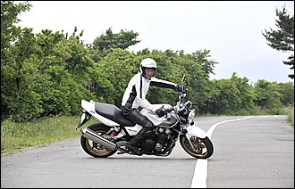 Ｕターンのプロセスは「車体を倒し込む」→「ステアリングが切れる」→「一定速度でターン」→「車体を起こして加速」となります。この中で最も難しい部分が「一定速度でターン」。操作系のポイントはスロットルと半クラ、リアブレーキをなるべく一定に保つことですが、そこで「自動化」が役立ちます。直線を使ってこの３つの操作感覚を体に刻みつけてしまうことが、Ｕターン上達の早道です。
