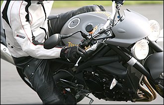 コーナー進入ではフロントブレーキを若干残したまま倒し込んでいくことがあります。このとき大事なのはブレーキリリースのタイミング。ポンッとレバーを放してしまえばフロントフォークは伸び上がってしまい、曲がるキッカケを得られず、逆に握り込んだままだとフロントから転倒するリスクが高まります。バンク角に応じてスムーズにリリースしていく感覚は「自動化」によってもたらされます。