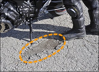 同じように見える路面でも、アスファルトが剥がれた部分などはサイドスタンドが滑ったり土にめり込んだりしやすいので注意。黒光りしている新品のアスファルトも柔らかいので避ける。特に夏場はバイクの重さで沈み込みやすいですよ。