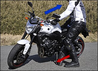 バイクを止めたら必ずハンドルを左側に切っておく。こうすることでバイクは安定します。ハンドルを手前に引くと同時に、右足でサイドスタンドを押し込むようにして、掛かり具合を再チェックするといいでしょう。