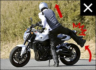 バイクに向かって立つと股関節を横に開かなくてはならず、右足を持ち上げにくくなります。足を伸ばしたままだとリヤシートに引っかけ、カウルを傷つけてしまいがち。特に荷物を積んでいるときは、忘れずに注意しましょう！