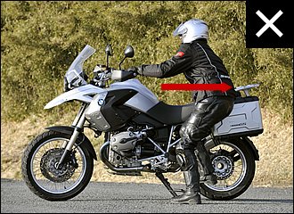 腰が引けていると力が入らず、バイクも不安定になります。よく後ろに引こうとする人がいますが、これではなかなか上がりません。姿勢が悪いと腰を痛める原因にもなります。左写真と体や爪先の向きの違いをチェックしてみてください。