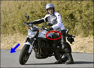 体格にもよりますが、左回りの場合はやや後ろ寄りでバイクを支えたほうが、懐に余裕ができて取り回しやすくなります。体の向きはハンドルと同じで左を向くのがポイント。曲がるほうに車体が傾くので、右回りよりも小回りが利きますね。