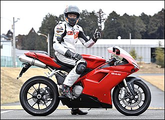 レザースーツはサーキットの正装。仰々しく見えますが、安全性と動きやすさでこれに勝るものはなし。背中にコブ付きのレーシングタイプでなくても全然OKですが、動き易さの点でセパレートよりワンピースタイプがおすすめ。価格は多少高めですが、長い目で見るとフルオーダータイプがおすすめです。